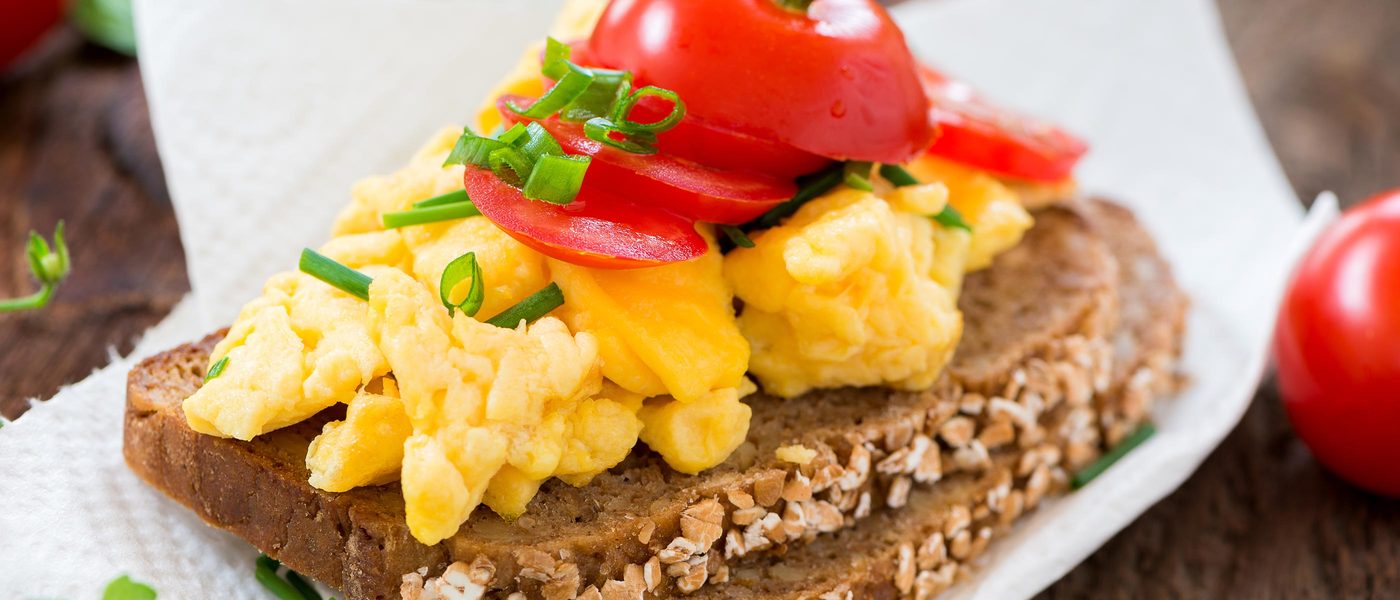 Rührei mit Brot schnell und lecker gemacht! | AOK Bayern